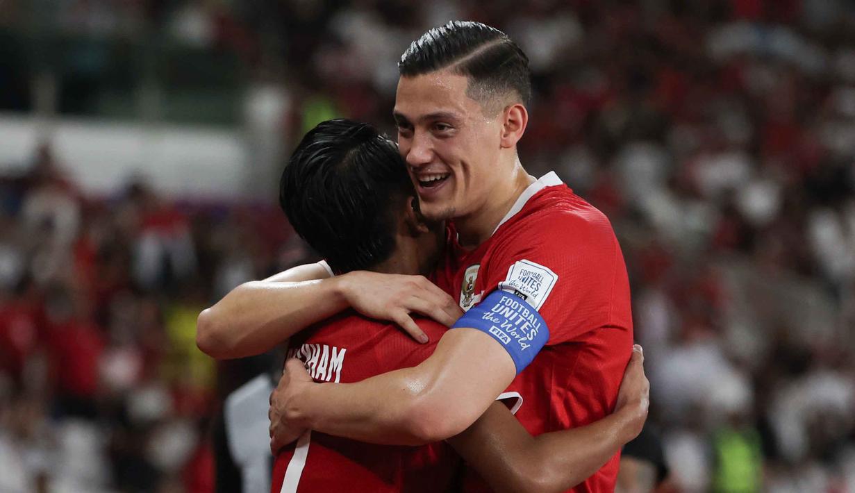 Sepuluh menit berselang, Beckham Putra kembali mencetak gol untuk Timnas Indonesia. Skor 2-0 bertahan hingga babak pertama usai. Tampak dalam foto, pemain Timnas Indonesia, Beckham Putra (kiri) merayakan golnya bersama Jay Idzes saat melawan Saint Kitts and Nevis pada ajang FIFA Series 2026 di Stadion Utama Gelora Bung Karno (SUGBK), Jumat (27/3/2026) malam WIB. (Bola.com/Abdul Aziz)