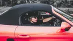 YouTuber dengan jumlah subscriber mencapai lebih dari 18 juta ini selalu berhasil menghebohkan netizen dengan seluruh koleksi mobil miliknya. Begini gaya Atta Halilintar saat menunggangi salah satu koleksi mobil sport mewahnya kesayangannya.(Liputan6.com/IG/@attahalilintar)