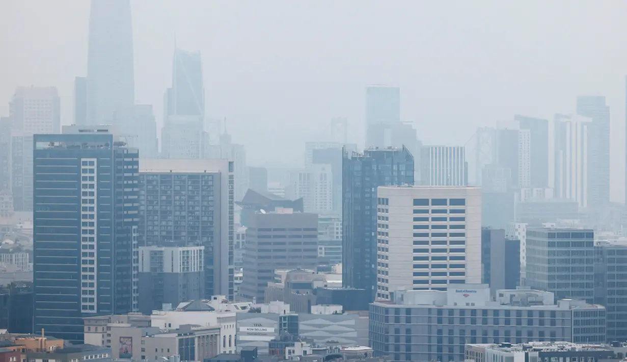 Sebagian besar asap dan kabut berada di lapisan atas atmosfer. Petugas pemadam kebakaran membiarkannya terbakar karena tidak mengancam orang atau harta benda. (Jessica Christian/San Francisco Chronicle via AP)