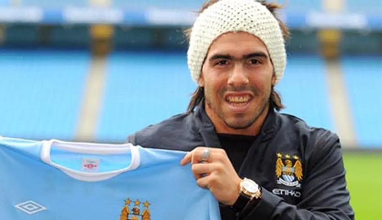Striker asal Argentina, Carlos Tevez berpose di City of Manchester Stadium setelah resmi bergabung dengan Manchester City pada 14 Juli 2009. AFP PHOTO/ANDREW YATES