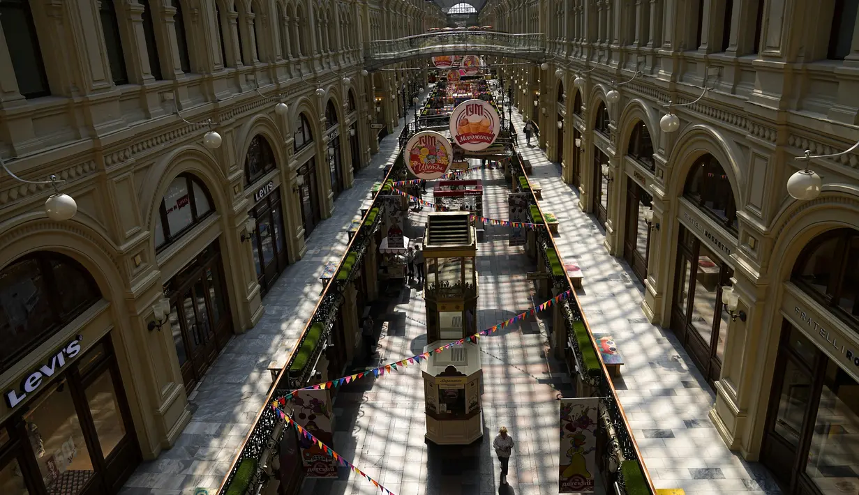 Beberapa pengunjung melewati department store GUM dengan banyak butik tutup karena sanksi barat di Moskow, Rusia, Rabu, 1 Juni 2022. Ketika invasi Rusia ke Ukraina memasuki hari ke-100, kehidupan di Moskow dan St. Petersburg sebagian besar tetap normal, bahkan ketika banyak pengecer Barat mulai hengkang dari negara itu. (AP Photo/Alexander Zemlianichenko)