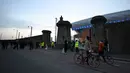 Sejumlah penonton mendatangi stadion baru Everton, Bramley Moore Dock untuk menyaksikan pertandingan uji coba persahabatan antara Everton U18 melawan Wigan U18 di Liverpool, Inggris, Senin (17/02/2025) waktu setempat. (AFP/Paul Ellis)