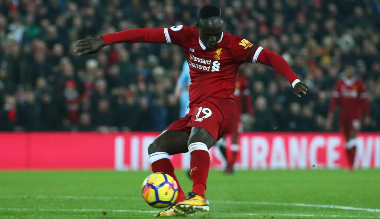 Pemain Liverpool, Sadio Mane mencetak gol ketiga timnya ke gawang Manchester City pada pekan ke-23 Premier League 2017-2018 di Anfield Stadium, Minggu (14/1). Liverpool mampu menyudahi laga dengan kemenangan 4-3 atas Manchester City . (AP/Dave Thompson)