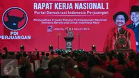 Presiden Joko Widodo menyampaikan pidato saat Rakernas I PDIP di Jakarta, Minggu (10/1/2016). Rakernas tersebut bertajuk 'Mewujudkan Trisakti dengan Pembangunan Nasional Semesta Berencana'. (Liputan6.com/Faizal Fanani)