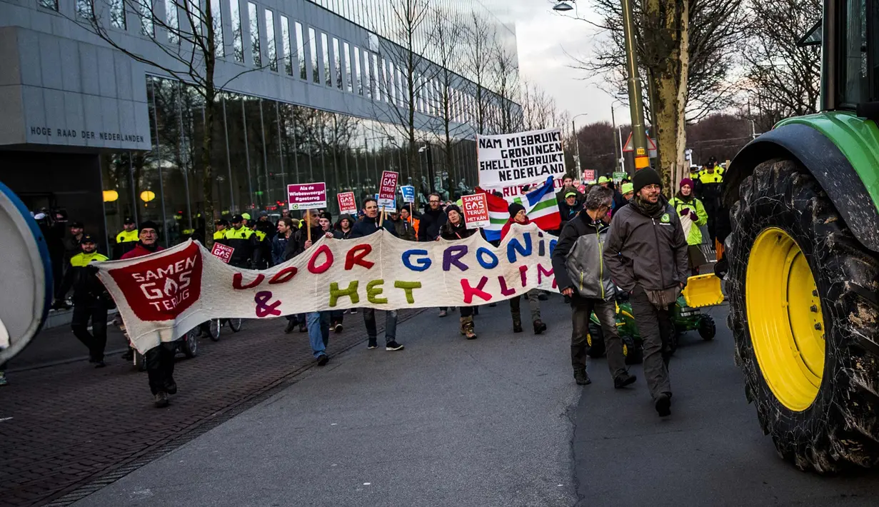 Petani dari Groningen membentangkan spanduk saat demonstrasi memprotes fracking di Den Haag, Belanda (1/1). Pemerintah Belanda sedang melakukan persidangan melawan fracking di Groningen pada bulan Februari. (AFP Photo/ANP/Siese Veenstra/Netherlands Out)