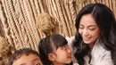 Rachel Vennya bersama kedua anaknya kenakan busana kembar bernuansa lace warna putih [@rachelvennya]