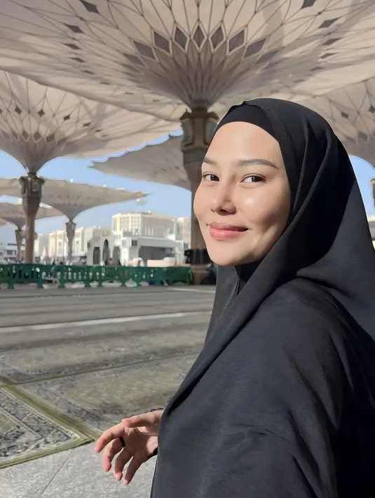 Tanpa makeup, Dara tampil dengan kerudung dan abaya hitamnya.  Credit: Instagram (@daraarafah)