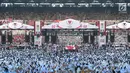 Suasana kampanye akbar pasangan capres-cawapres nomor urut 02 Prabowo Subianto - Sandiaga Uno memadati Stadion Utama Gelora Bung Karno (SUGBK), Senayan, Jakarta, Minggu (7/4/2019). Berbagai atribut kampanye dan bendera merah putih juga berkibar di SUGBK. (merdeka.com/Arie Basuki)