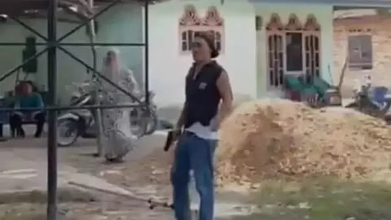 Viral aksi Kades acungkan airsoft gun
