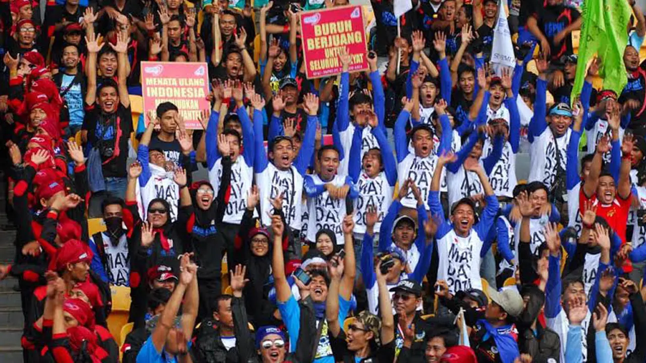 Bendera Raksasa Dibentangkan di Antara Ratusan Ribu Buruh