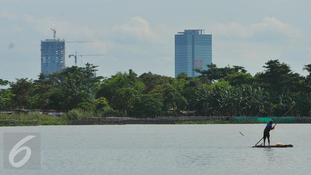 Warga menjaring ikan di Situ Cipondoh