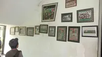 RAYAP - Bingkai dan foto para legenda Persebaya Surabaya yang terpampang di Wisma Eri Iriyanto rusak satu-persatu dimakan rayap (Bola.com/Zaidan Nazarul)