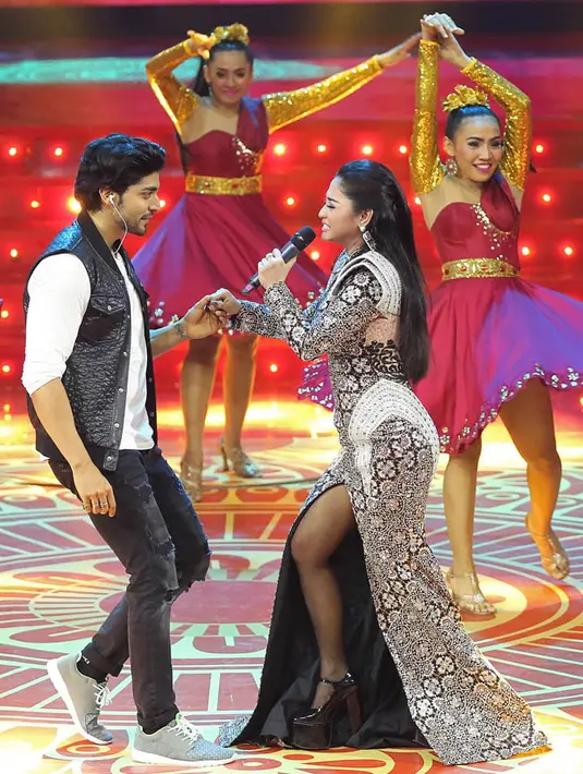 Tidak hanya itu, Gurmeet dan Dewi pun saling menatap mata juga berpegangan tanga. Terlihat Gurmeet menggenggam tangan Dewi mesra. (Bambang E.Ros/Bintang.com)