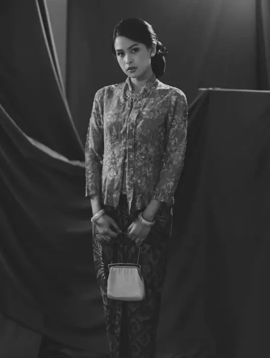 <p>Berpose mengenakan kebaya dalam nuansa foto hitam putih, penampilan Maudy Ayunda yang satu ini juga tak kalah mencuri perhatian netizen. (Instagram/maudyayunda).</p>