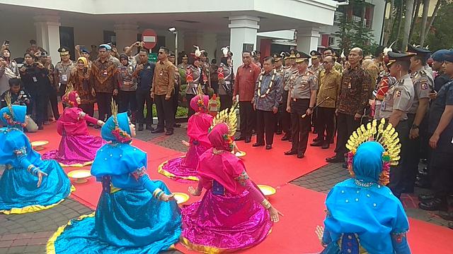 Polri memberikan penghargaan untuk Wapres Jusuf Kalla.