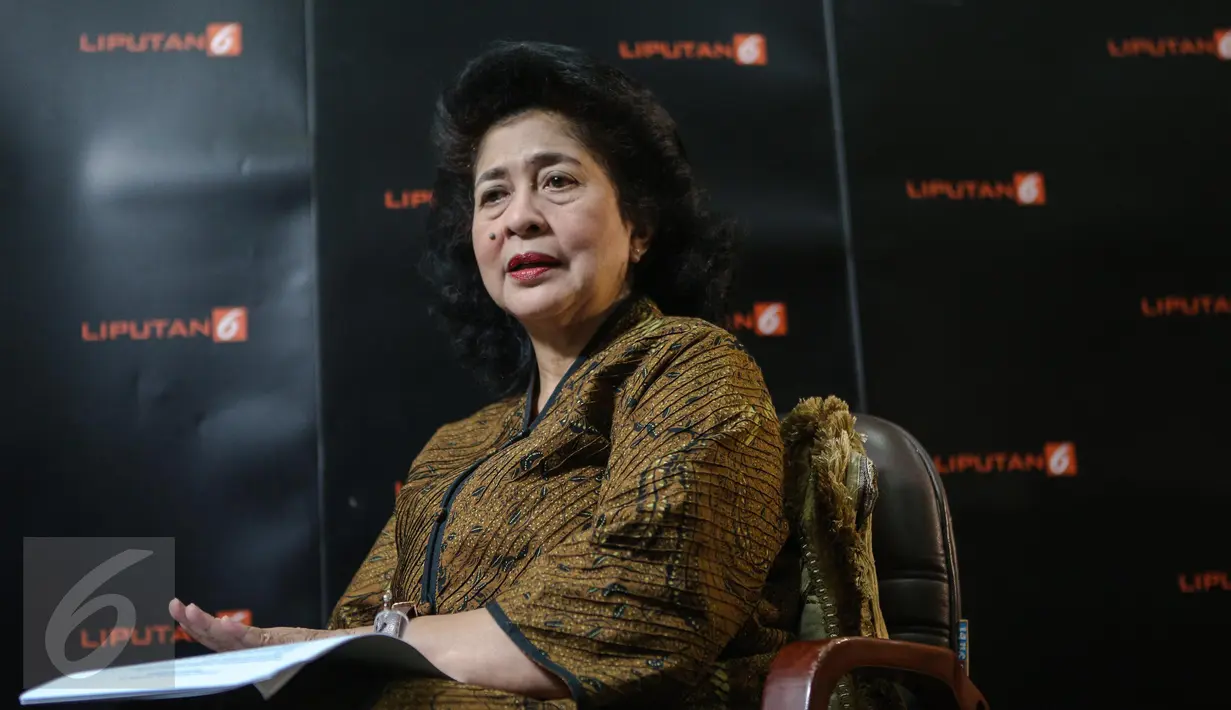 Menteri Kesehatan (Menkes), Nila F Moeloek disela sesi wawancara khusus dengan tim Liputan6.com di kantor Kementerian Kesehatan, Jakarta, Selasa (30/6/2015). (Liputan6.com/Faizal Fanani)