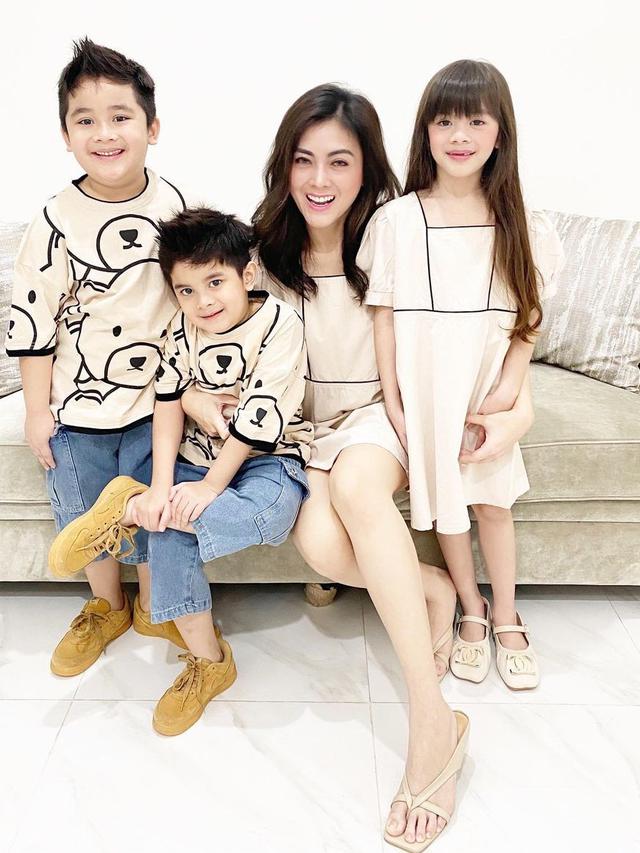 Dhena Devanka, istri Jonathan Frizzy, bersama anak-anaknya (https://www.instagram.com/p/CSTjunGBV_U/)