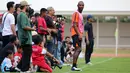 Legenda sepak bola Prancis, Eric Abidal bermain pada acara puncak BRImo Future Garuda yang bertajuk FOURFEO Mini Tournament di Stadion Madya, Jakarta, Kamis (01/06/2023). (Bola.com/Bagaskara Lazuardi)