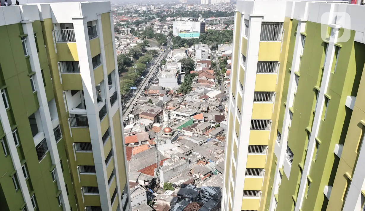 Pandangan udara Rusun Pasar Rumput dengan latar belakang permukiman padat penduduk, Jakarta, Senin (27/7/2020). (merdeka.com/Iqbal S. Nugroho)