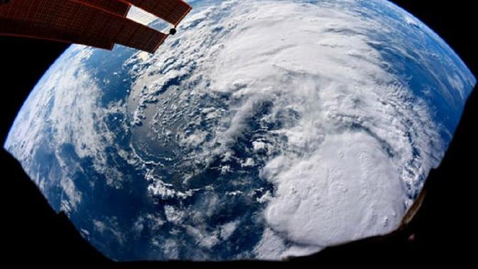 Citra satelit NASA yang menunjukkan Badai Barry dari ISS, diambil pada Kamis, 11 Juli 2019. Dalam gambar terlihat topan menghempas Texas, Louisiana, Alabama dan menjulur ke Florida  ketika melalui Teluk Meksiko. (NASA)