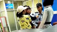 Rekaman video seorang perempuan yang mengaku istri pejabat menampar petugas Bandara Manado, beredar luas sejak Rabu pagi. (Capture video: Istimewa)