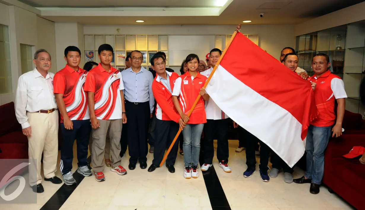  Wakil Ketua Umum KOI, Muddai Madang (tengah) bersama atlet memegang bendera Merah Putih saat pelepasan keberangkatan tim olimpiade Indonesia di gedung KOI Jakarta, Rabu (27/7). (Liputan6.com/Helmi Fithriansyah)