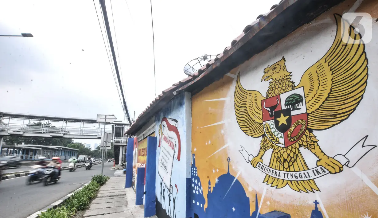 Mural Lambang Garuda Pancasila terlihat di Kampung Pancasila kawasan Galur, Johar Baru, Jakarta, Selasa (1/6/2021). Selain lambang Garuda Pancasila, mural bergambar pejuang kemerdekaan Republik Indonesia juga turut menghiasi Kampung Pancasila ini. (merdeka.com/Iqbal S. Nugroho)