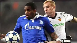 Jefferson Farfan (kiri) mencetak dua gol untuk mengantar Schalke 04 menekuk Valencia 3-1 dalam leg kedua babak 16 besar Liga Champions di Gelsenkirchen, 9 Maret 2011. AFP PHOTO/PATRIK STOLLARZ