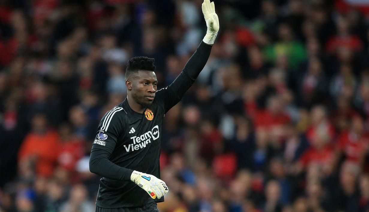 Kiper Manchester United, Andre Onana saat laga pekan pertama Liga Inggris 2023/2024 melawan Wolverhampton di Old Trafford, Manchester, Selasa (15/08/2023) WIB. (AFP/Lindsey Parnaby)