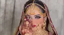 Makeup dan aksesori Putri Isnari sangat mendukung penampilannya agar mirip orang India. Banyaknya aksesori mulai dari aksesori di kepala sampai di tangannya yang dipenuhi dengan gelang, juara kedua ajang Dangdut Academy musim keempat ini makin memukau. Meski ada yang memuji, rupanya ada juga yang mengomentari makeup Putri dan menyebut makeupnya biasa saja. (Liputan6.com/IG/@adelahaddad17)
