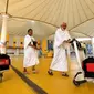 Jemaah haji tiba di Bandara King abdul Aziz, Jeddah, Arab Saudi, Minggu (7/7/2019). Menunaikan ibadah haji merupakan rukun islam ke-5 dan dianggap pondasi wajib bagi orang-orang beriman yang mampu dan merupakan dasar dari kehidupan Muslim. (Amer HILABI/AFP)