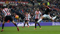 Pemain MU, Memphis Depay (kanan), menembak bola ke arah gawang Sunderland dalam laga Liga Inggris di Stadium of Lights, Sunderland, Sabtu (13/2/2016) malam WIB. (AFP/Oli Scarff)