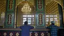Muslim Kashmir berdoa saat ziarah ke makam Syekh Abdul Qadir Jaelani saat bulan Ramadan di pusat kota Srinagar, Kashmir (24/5). Syekh Abdul Qadir Jaelani lahir pada 1 Ramadan di 470 H. (AFP/Tauseef Mustafa)