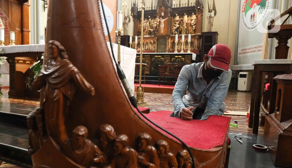 Pekerja memperbaiki bangku saat melakukan persiapan jelang ibadah Natal di Gereja Katedral, Jakarta, Jumat (23/12/2022). Menjelang peringatan Natal pada Minggu (25/12) mendatang, Gereja Katedral Jakarta melakukan persiapan bersih-bersih dan pemasangan dekorasi. (Liputan6.com/Herman Zakharia)