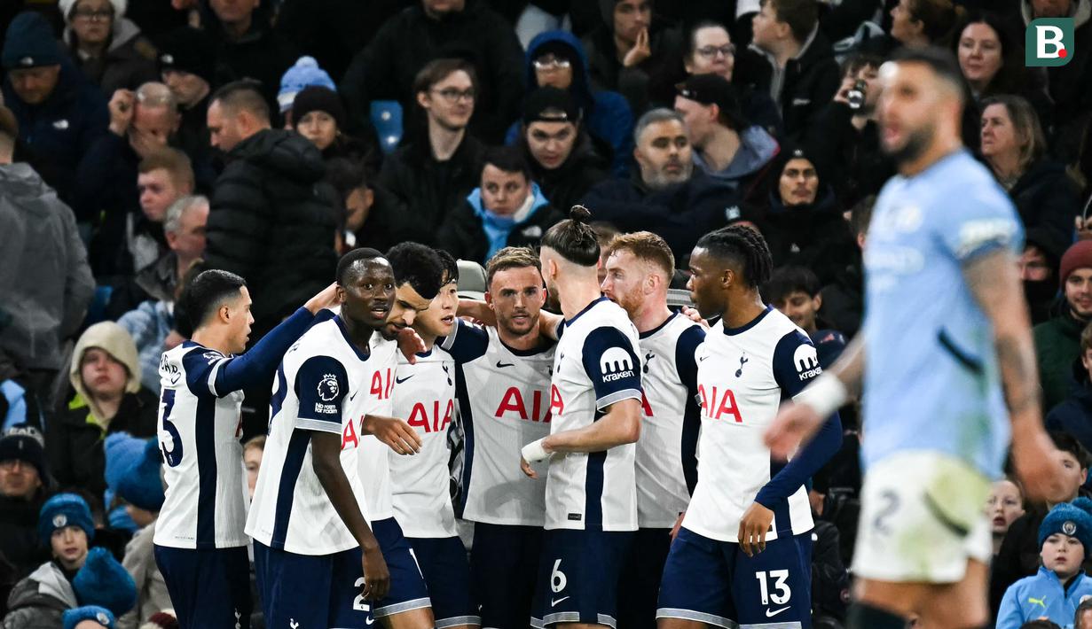 Duel Man City vs Tottenham berakhir 0-4. James Maddison mengemas dua gol kemenangan The Lily Whites, sedangkan sepasang gol lainnya tercatat atas nama Pedro Porro dan Brennan Johnson. (AFP/Paul Ellis)