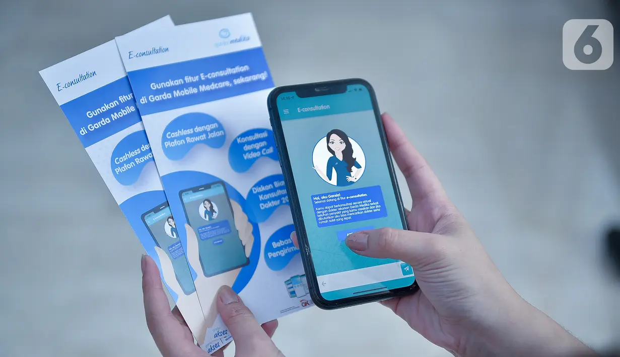 Model mengoperasikan fitur terbaru E-Consultation dalam Garda Mobile Medcare di Jakarta, Kamis (16/09/2021). Fitur terbaru asuransi kesehatan dari Garda Medika memungkinkan peserta dapat konsultasi secara online melalui video call dengan dokter umum maupun spesialis. (Liputan6.com/HO/Medika)