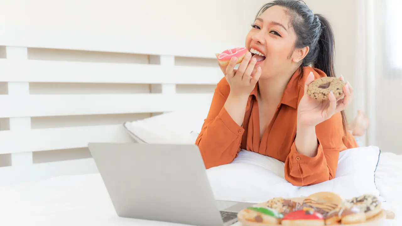 Teknik mindful snacking agar ngemil tetap terkontrol