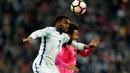 Pemain Inggris, Danny Rose (kiri), berduel dengan pemain Skotlandia, Ikechi Anya, dalam laga Grup F Kualifikasi Piala Dunia 2018 di Stadion Wembley, Jumat (11/11/2016) waktu setempat. (Action Images via Reuters/John Sibley)