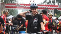 Mantan Puteri Indonesia tahun 2005, Nadine Candrawinata mengikuti kampanye gerakan #BebasButaHuruf di kawasan Sudirman, Jakarta, Minggu (13/). Kampanye iitu diinisiasikan oleh Komunitas Taman Bacaan Pelangi dan Sea Soldier. (Liputan6.com/Herman Zakharia)