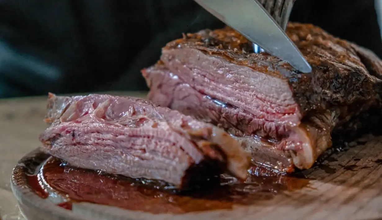 Asupan protein bisa diakses melalui daging sapi panggang. Ada 2 mineral yang dibutuhkan anak untuk fokus, yaitu besi dan seng yang bisa didapatkan dari daging saping panggang. Foto: unsplash.com.