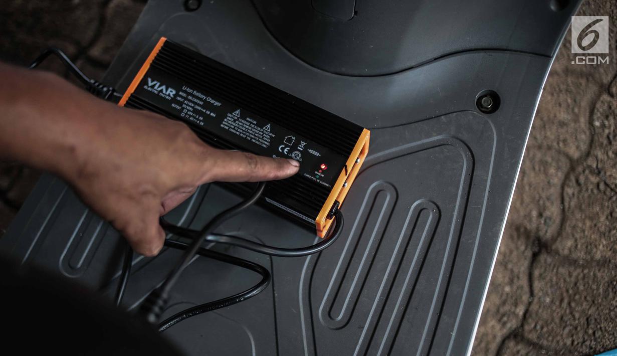 Petugas mengecek motor listrik di Taman Marga Satwa Ragunan, Jakarta, Kamis (13/12). Pemprov DKI mulai menggunakan motor listrik di beberapa titik dalam upaya mempercepat penggunaan kendaraan listrik di Indonesia. (Liputan6.com/Faizal Fanani)