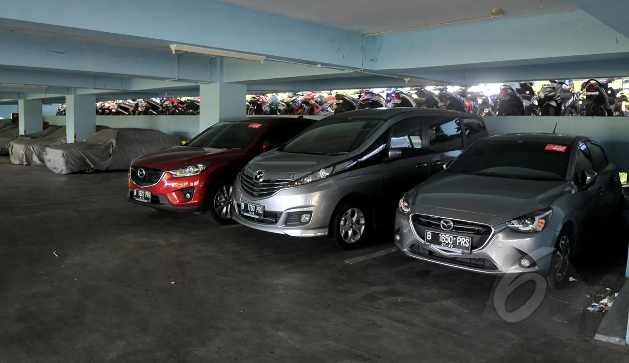 Sejumlah mobil diparkir di gedung parkir Taman Menteng, Jakarta, Senin (30/3/2015). Rencananya gedung parkir empat lantai tersebut akan dialihfungsikan sebagai lokasi wisata kuliner. (Liputan6.com/Johan Tallo)