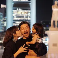 Gisella Anastasia dan Gading Marten tengah berbahagia menikmat kebersamaan keluarga kecil mereka. Terlebih dengan hadirnya gadis mungil mereka, Gempita Noura Marten yang kini berusia dua tahun. (Instagram/gadiiing)