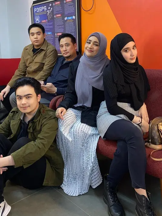 <p>Sekedar informasi, Cindy Fatikasari dan Tengku Firmansyah tahun 1999 silam. Dari pernikahannya, dikaruniai tiga orang anak. Satu perempuan dan dua orang laki-laki. Adik-adik Chacha pun memiliki postur tubuh tinggi besar. [Instagram/cindyfatikasari18/osnapitzcha]</p>