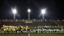Para pemain laga amal untuk korban jatuhnya pesawat yang mengangkut klub Chapecoense foto bersama. Sebanyak 71 penumpang yang di antaranya pemain klub Chapecoense tewas akibat pesawat mereka jatuh di Kolombia. (AFP/Miguel Schincariol) 