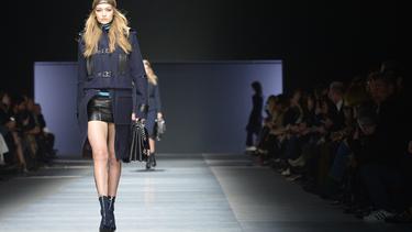 Aura Seksi Gigi Hadid Terpancar Di Catwalk Italy Fashions