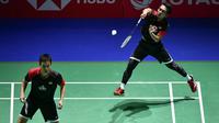 Ganda putra Indonesia Hendra Setiawan (kiri) / Mohammad Ahsan (kanan) saat bertanding menghadapi Fajar Alfian / Muhammad Rian Ardianto pada semifinal Kejuaraan Dunia Bulu Tangkis 2019 di St Jakobshalle, Basel, Swiss, Sabtu (24/8/2019). Hendra / Ahsan melaju ke final. (FABRICE COFFRINI/AFP)