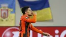 Pemain Shakhtar Donetsk, Taison mencetak satu gol saat timnya menang 3-1 atas Anderlecht pada leg pertama 16 besar Liga Europa di Arena Lviv, Lviv, Ukraine, Jumat (11/3/2016) dini hari WIB. (REUTERS/Gleb Garanich)