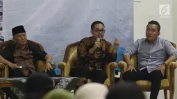 Ekonom INDEF Bhima Yudhistira (tengah) memberi pemaparannya saat diskusi buku Melawan Konspirasi Global di Teluk Jakarta di Jakarta, Kamis (31/5). (Liputan6.com/Pool/Odoy)