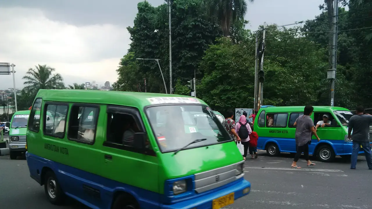 Angkot di Bogor tetap beroperasi